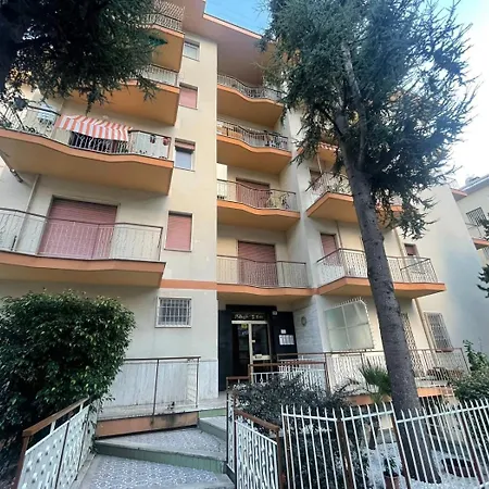 Apartman Laura - Via Martiri 217 *